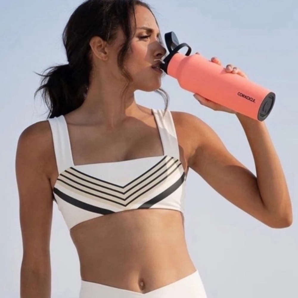 🍋 WeWoreWhat White Black Sports Bra Top SzMedium Chevron Pattern Athletic